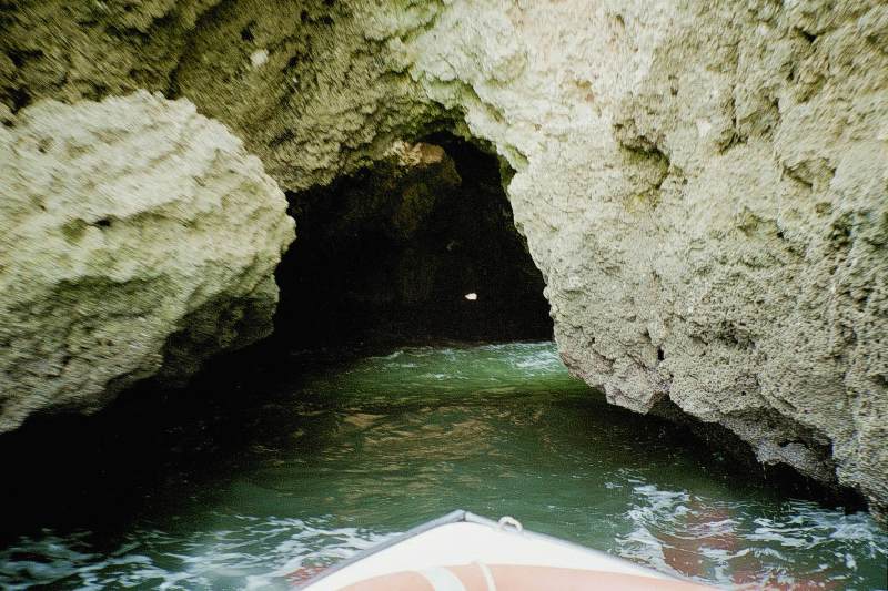 In eine ENGE Höhle